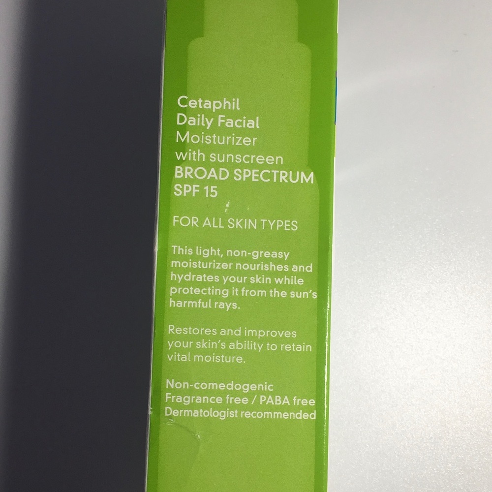 Cetaphil daily facial moisturizer with sunscreen - Picture 2 of 5